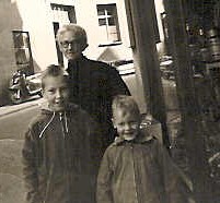 1960 Die zwei J&uuml;ngsten mit Tante Mimei
